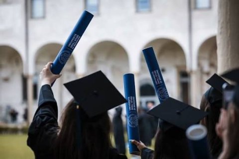 ragazzi laureati con il tocco e il diploma