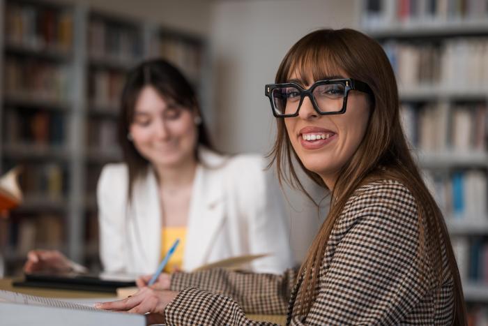 Studentesse in biblioteca