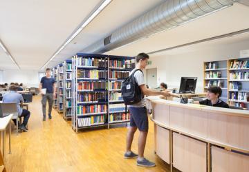 Studente in biblioteca