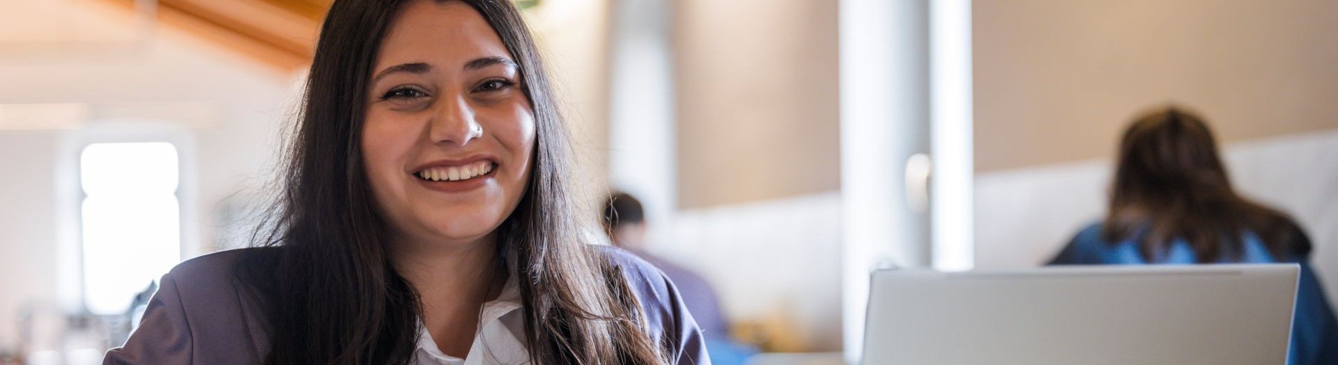 studentessa seduta al tavolo nella biblioteca umanistica 