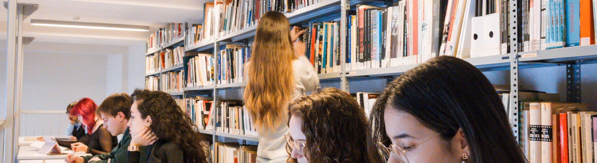 studenti in sala lettura