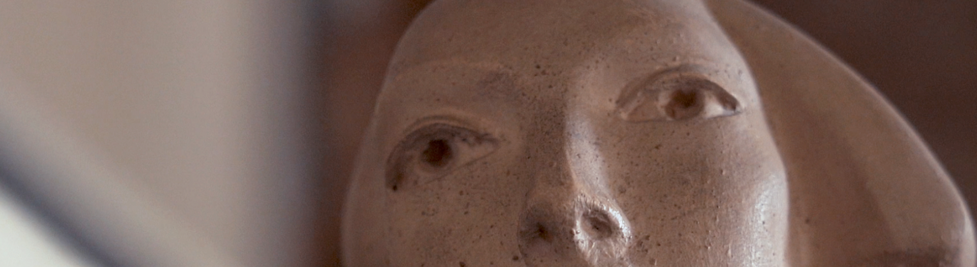 particolare del viso di una scultura