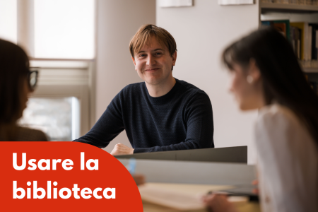 Studente in biblioteca